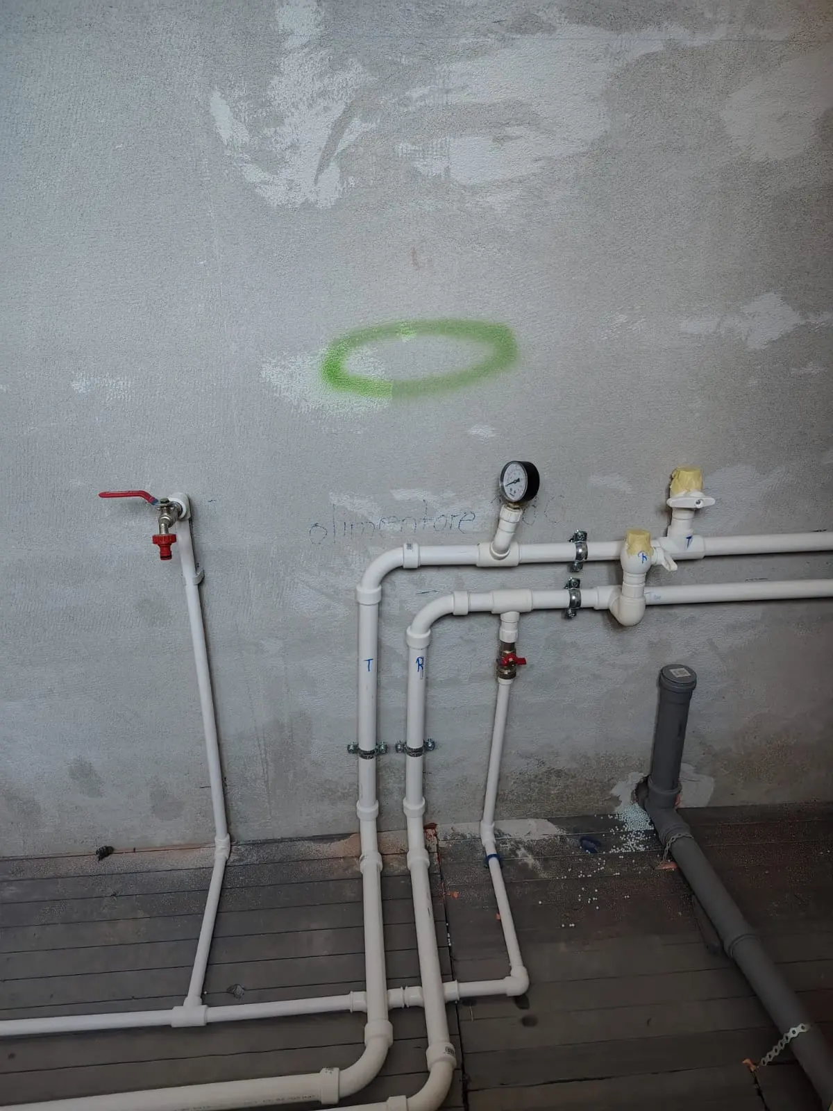 Robinet umplere instalatie încalzire si robinet menajer în camera tehnica