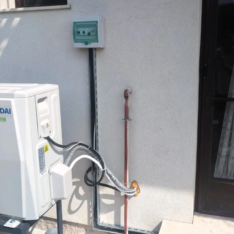Tablou electric cu 2 sigurante si 2 cabluri pentru PdC split plus a 3-a siguranta